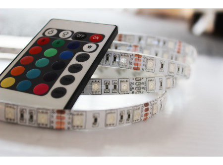 COMMEL LED szalag szett (60 LED/m), RGB, 3m, 14,4W/m, 24 gombos távirányítóval, adapterrel, IP65,