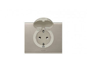Legrand 068440 - Céliane 2P+F csatlakozóaljzat burkolat, csapófedeles, titán