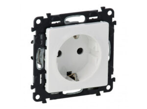 Legrand 753125 - Valena Life 2P+F csatlakozóaljzat gyermekvédelem nélkül, csavaros vezetékbekötés