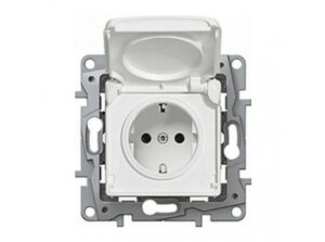Legrand 764532 - Niloé 2P+F aljzat csapófedeles gyermekvédelemmel, fehér