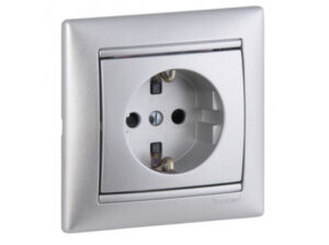Legrand 770121 - Valena 2P+F csatlakozóaljzat gyv alumínium