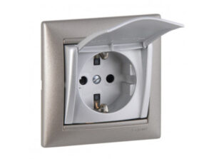 Legrand 770122 - Valena 2P+F csatlakozóaljzat csf alumínium