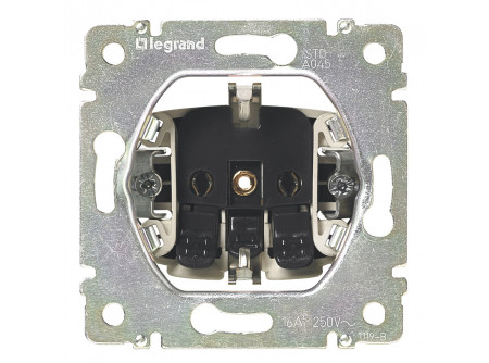 Legrand 770211 - Valena 2P+F csatlakozóaljzat gyermekvédelemmel, rugós bekötéssel, alumínium