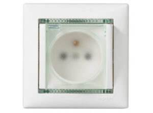 Legrand 774220 - Valena IP44 2P+F csatlakozóaljzat csapófedéllel, fehér