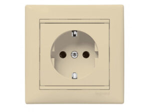 Legrand 774320 - Valena 2P+F csatlakozóaljzat elefántcsont