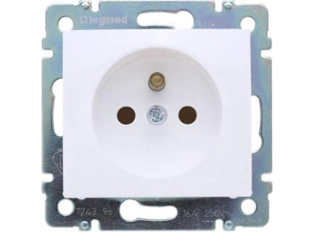 Legrand 774396 - Valena 2P+F csatlakozóaljzat 10/16A, fehér