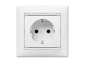 Legrand 774421 - Valena 2P+F csatlakozóaljzat gyv fehér